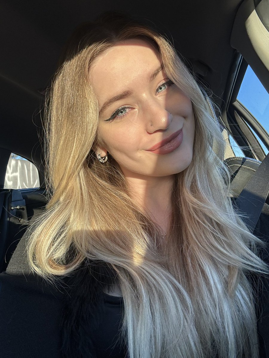 ItsAshanyx's tweet photo. Waaa jump scaring your feed with my face!!! ✨🫶🏼 Thanks for a banger of a weekend, absolutely adored seeing everyone and chatting my voice away 🤭💕 You’re all incredible!!! https://t.co/a5aoVSJOKs