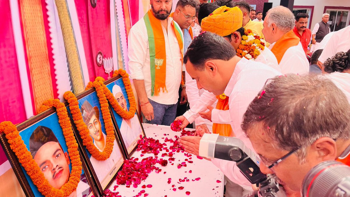 SSikenderpur's tweet photo. गुरुग्राम जिले के नवनियुक्त जिला अध्यक्ष भाई श्री @pintutyagi1985 जी के ज़िलाध्यक्ष पदभार ग्रहण समारोह में पहुंचकर नवीन दायित्व के लिए शुभकामनाएं प्रेषित की।
मुझे पूर्ण विश्वास है कि आपके नेतृत्व में @BJPForGurugram निरंतर प्रगति के नए आयाम स्थापित करेगा।
#JilaAdhyaksh #SPTyagi https://t.co/8ho59mfGUu