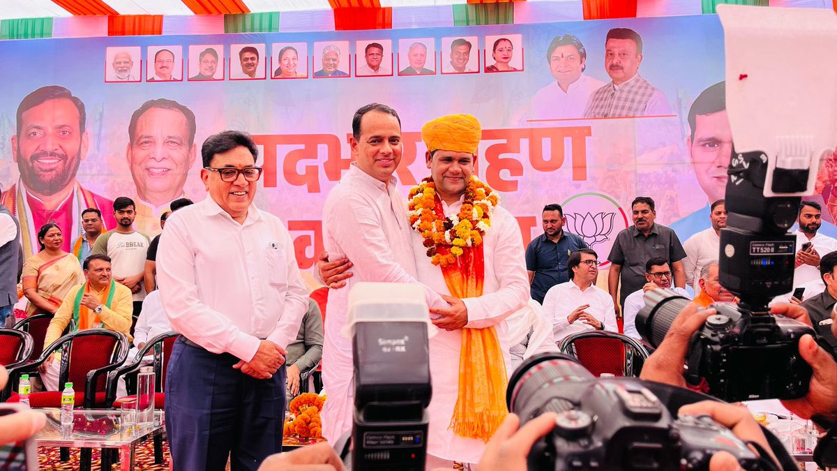 SSikenderpur's tweet photo. गुरुग्राम जिले के नवनियुक्त जिला अध्यक्ष भाई श्री @pintutyagi1985 जी के ज़िलाध्यक्ष पदभार ग्रहण समारोह में पहुंचकर नवीन दायित्व के लिए शुभकामनाएं प्रेषित की।
मुझे पूर्ण विश्वास है कि आपके नेतृत्व में @BJPForGurugram निरंतर प्रगति के नए आयाम स्थापित करेगा।
#JilaAdhyaksh #SPTyagi https://t.co/8ho59mfGUu