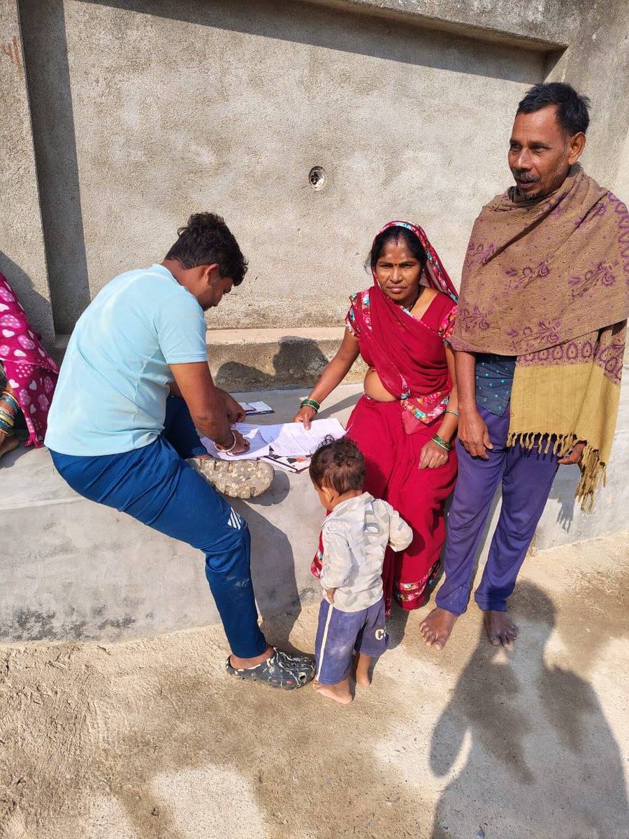 YuvodayJanjgir's tweet photo. Harish: A passionate Yuvoday Volunteer from Janjgir! 
Uplifting health, education &amp; cleanliness, supporting families with Ayushman cards &amp; housing, and creating 100+ study corners for kids. Inspiring community change every day! 🙌💚  #YuvodayHero #CommunityChange #EducationForAll https://t.co/13NUS8b1gA