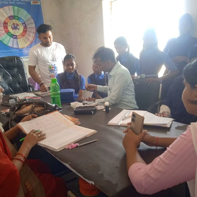 YuvodayJanjgir's tweet photo. Harish: A passionate Yuvoday Volunteer from Janjgir! 
Uplifting health, education &amp; cleanliness, supporting families with Ayushman cards &amp; housing, and creating 100+ study corners for kids. Inspiring community change every day! 🙌💚  #YuvodayHero #CommunityChange #EducationForAll https://t.co/13NUS8b1gA