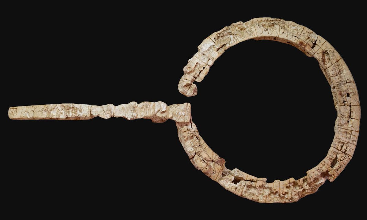 🇬🇷 Kreta: Neuigkeiten aus #Knossos. Der Fund eines Elfenbein-Zepters mit der längsten bekannten Linear-A-Inschrift (119 Zeichen) schafft günstige Voraussetzungen für die Entzifferung der minoischen Schrift.
 ejournals.lib.uoc.gr/Ariadne/articl…

#ivory #scepter