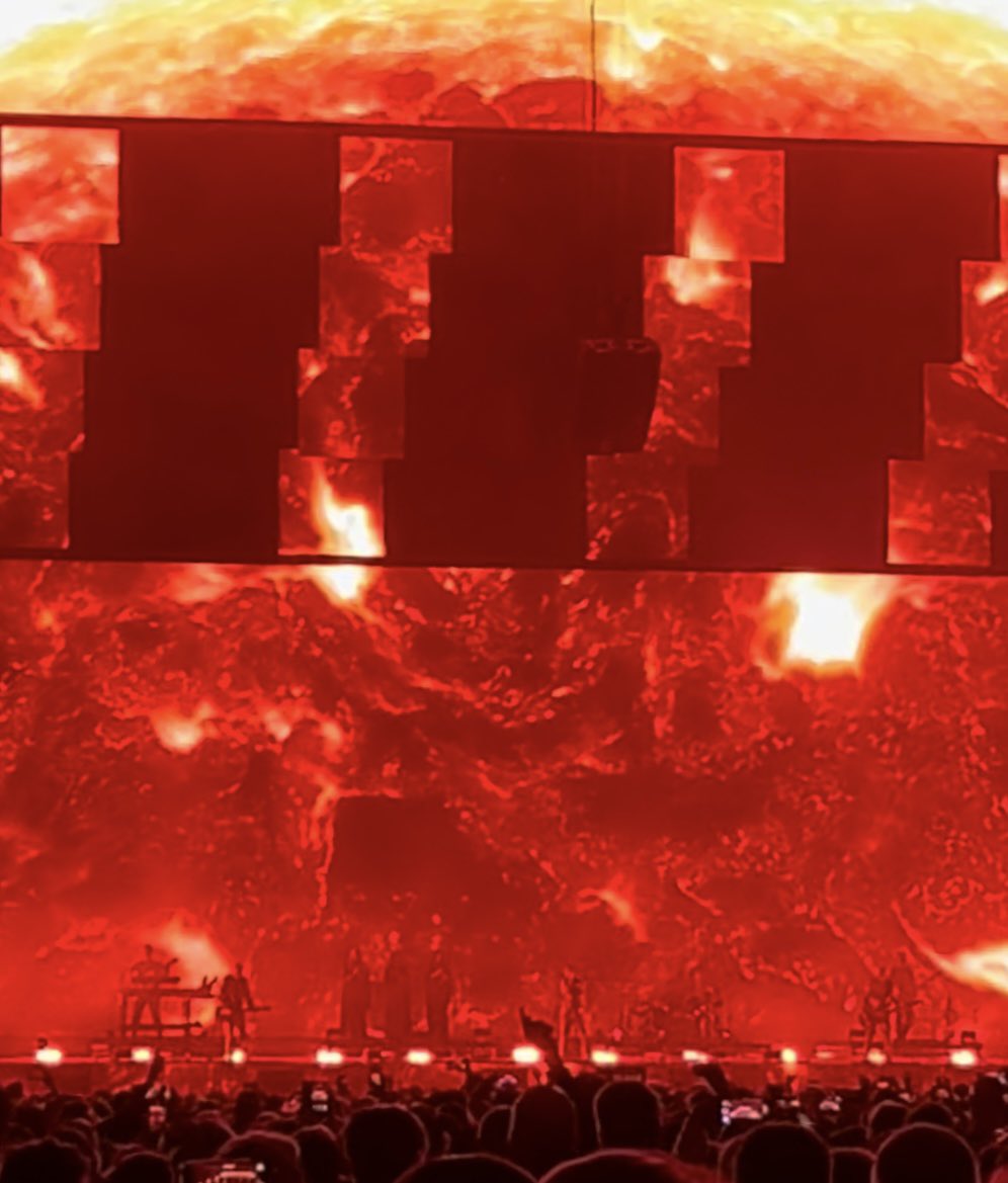 Det var med blandade känslor jag gick på konserten igår. Men jag går ikväll igen. Och allt är som förut.