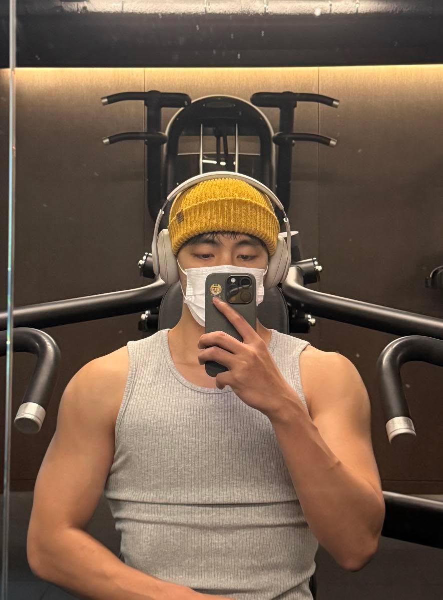 bts_svn7's tweet image. THIS MAN KNOWS WHAT HE IS FUCKING DOING TO US!!! GOD HELP!!!!