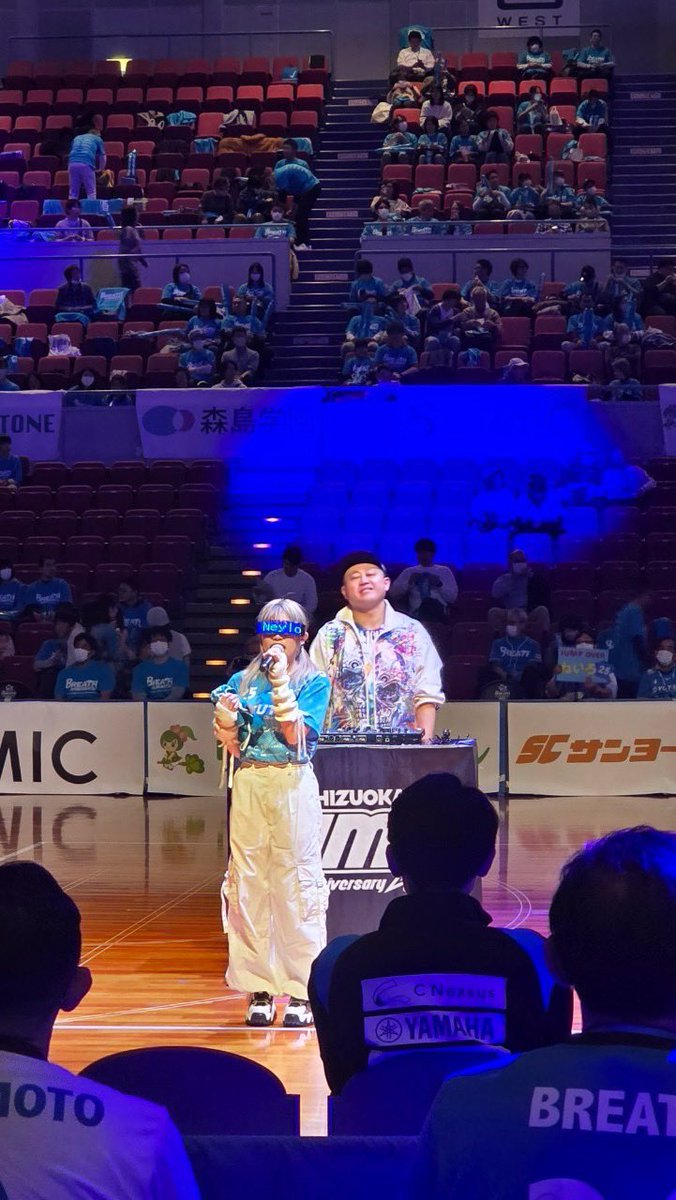 053united_music's tweet photo. 本日は #ブレス浜松 のホームゲーム最終戦にて #Neylo と #Jam9 がライブ出演させていただきました！
今シーズンはNeyloがシーズンソングを歌わせていただき、シーズンを通してあたたかく迎えて頂き嬉しく思います。
本当にありがとうございました✨

🔻NeyloのInstagram🔻
https://t.co/wNJ69WASjY https://t.co/9f55feGpDG