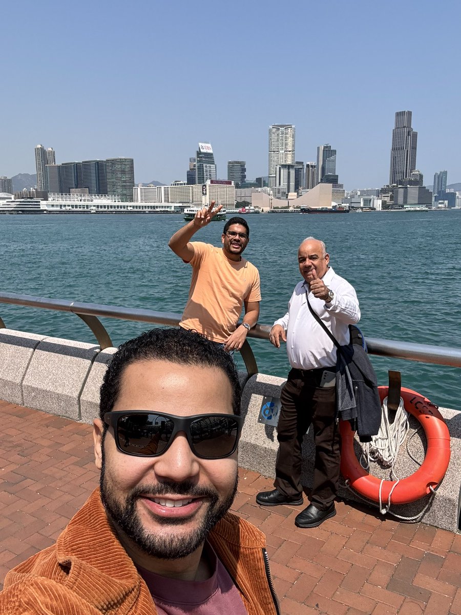 britocxa's tweet photo. Con amigos en Hong Kong https://t.co/vkwZ9Ik8C8