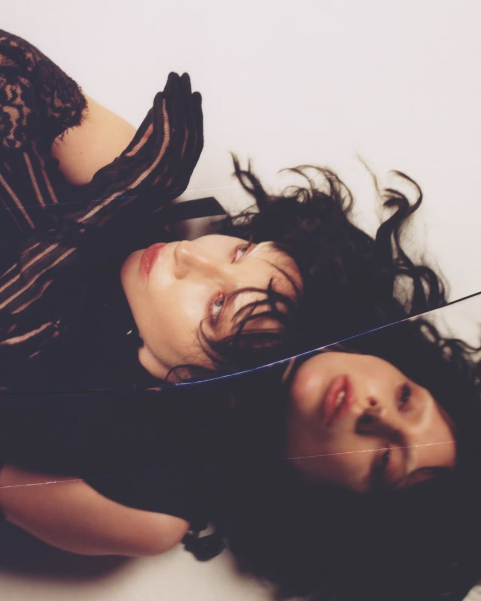 StatsGaga's tweet image. Apple Music Global

#5 (=) Die WIth A Smile
#21 (-1) Abracadabra