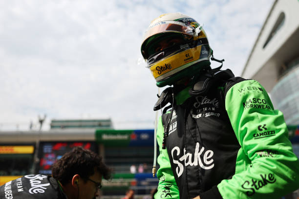 "Ninguém" liga pro que acontece no fundo do grid, mas que tal o Bortoleto? 

Na volta 27, ele saiu 17.5 segundos atrás do Hulkenberg depois que parou a segunda vez (e tinha pneu 6 voltas mais velhas).

Na volta 46, passou o companheiro e abriu na frente. Que ritmo! #ChineseGP