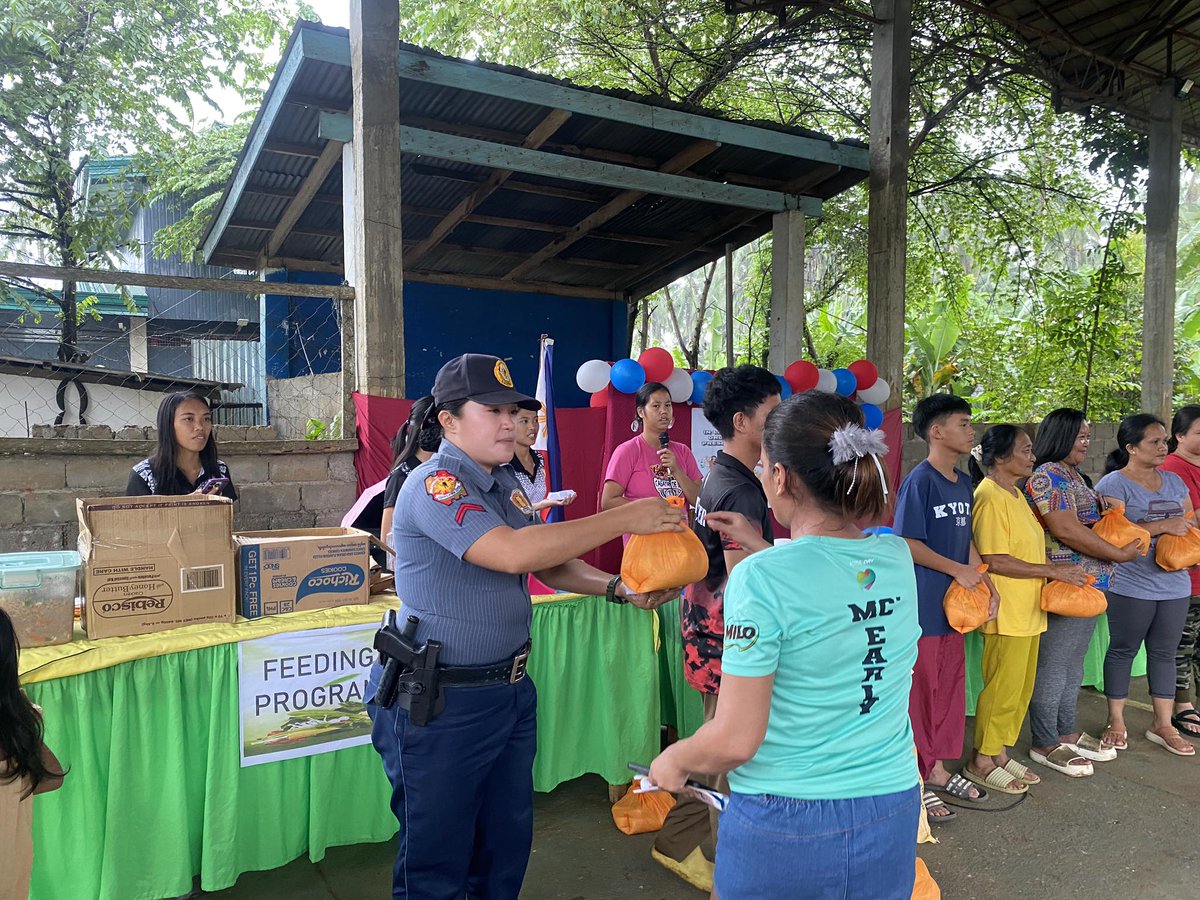 bacolodmps's tweet photo. #PNPGoodDeeds
#SaBagongPilipinasAngGustongPulisLigtasKa 
#ToServeandProtect https://t.co/RUUlFUuMsq