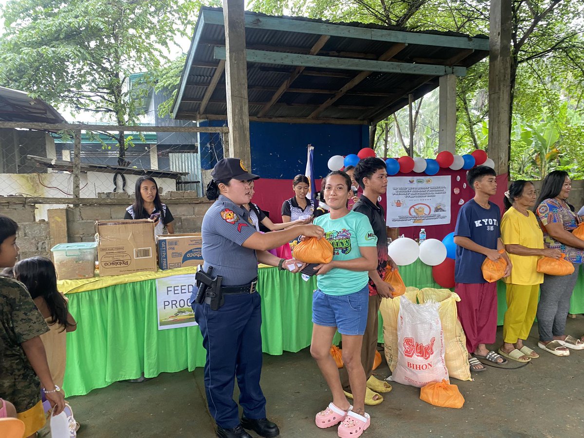 bacolodmps's tweet photo. #PNPGoodDeeds
#SaBagongPilipinasAngGustongPulisLigtasKa 
#ToServeandProtect https://t.co/RUUlFUuMsq