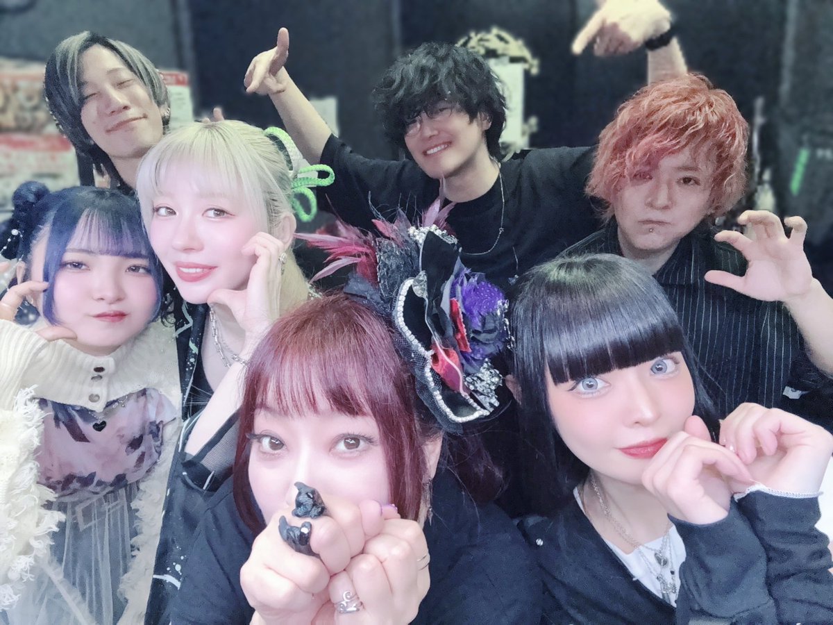 airi_maruta's tweet photo. 昨夜の『ART ONE Parade Vol.0』
ありがとございました!
出演者と一緒に撮った写真だよー
差し入れもありがとございましたー!
#あぃにゃんず https://t.co/ZLze68YYO7