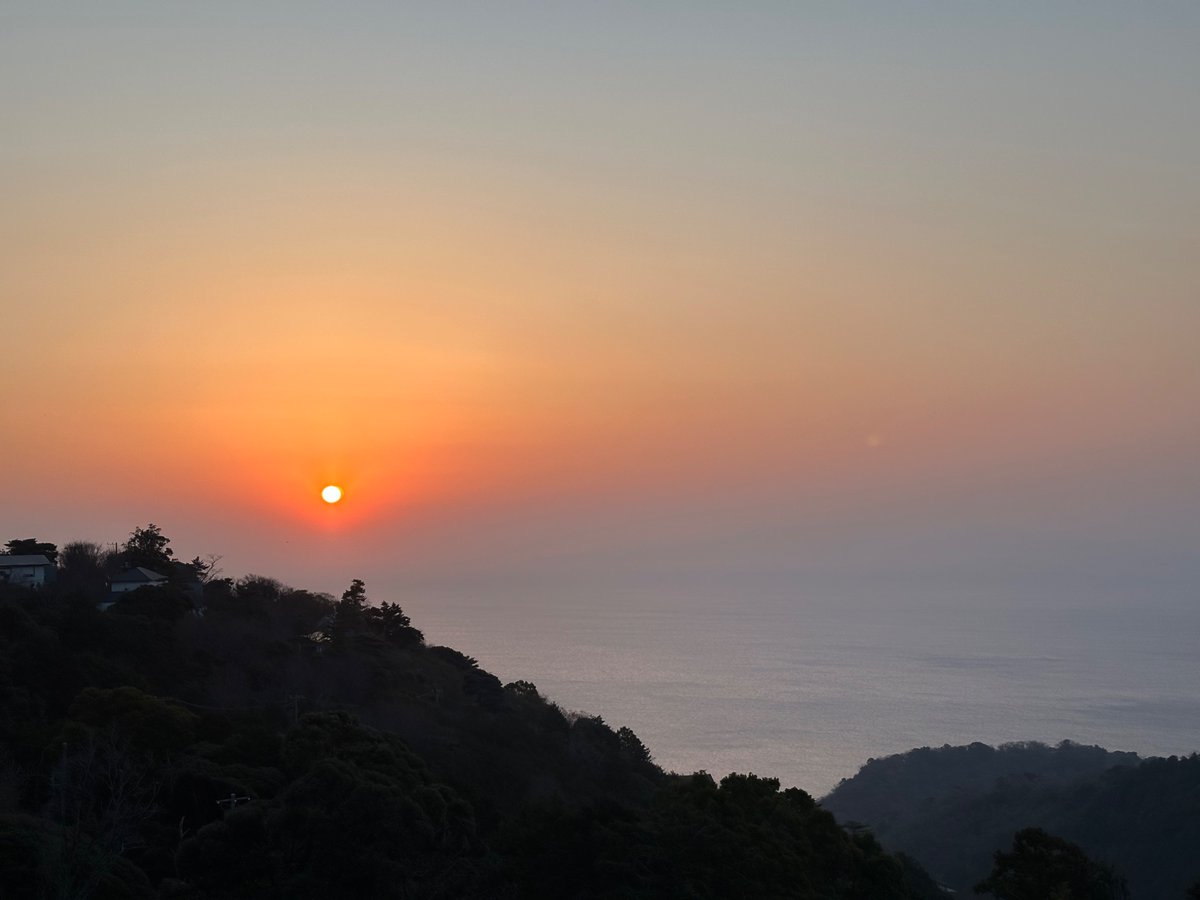 you_variations's tweet photo. 東伊豆の朝焼け
空の移り変わりが尊い
海と山の自然を満喫できる、この地に住むひとの気持ちがわかる気がする😌 https://t.co/lpdBOBEHxb