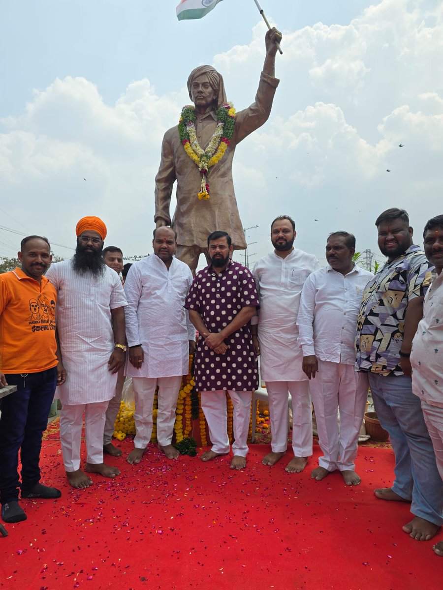 Paid my floral tributes to the statue of #ShaheedBhagatSingh Ji at Bhagat Singh Bridge, Begum Bazar, in #Goshamahal Constituency on #ShaheedDiwas, honoring Bhagat Singh Ji, Sukhdev Ji, and Rajguru Ji.
