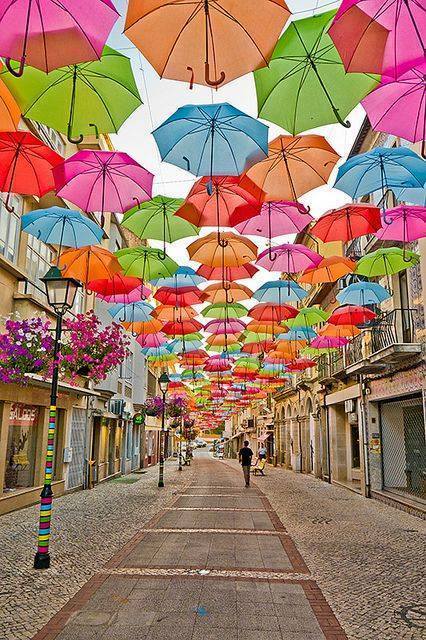 Ruba tutti i colori del mondo e dipingi la tela della tua vita eliminando il grigio delle paure e delle ansie.
Abbandona i tuoi vecchi abiti mentali e vestiti di allegria.
(Omar Falworth)