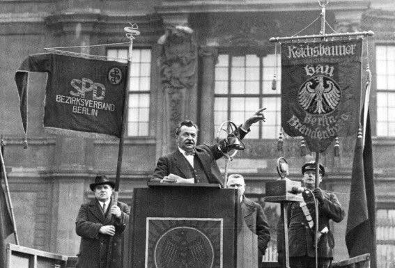 »Freiheit und Leben kann man uns nehmen, die Ehre nicht. […] Kein Ermächtigungsgesetz gibt Ihnen die Macht, Ideen, die ewig und unzerstörbar sind, zu vernichten.«

SPD-Chef Otto Wels in seiner Rede zum »Ermächtigungsgesetz« der Nazis am 23. März 1933.