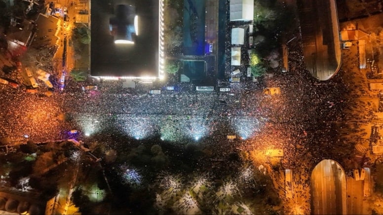 GEZİ’de mesele nasıl sadece ağaçlar değildiyse, doğrudan Recep Tayyip Erdoğan’a karşı Türkiye çapında başlatılan bu ikinci büyük isyan dalgasında da mesele sadece Ekrem İmamoğlu’nun diplomasının iptali veya 90 kişiyle birlikte göz altına alınması değildir.

Mesele sistem haline