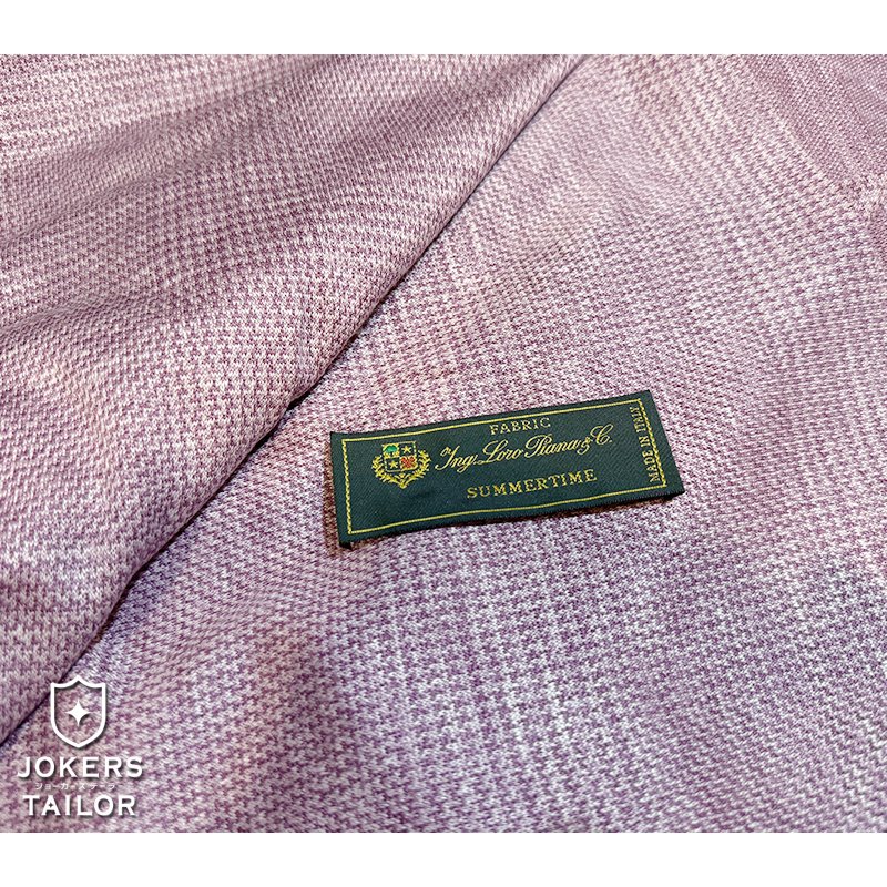 2025春夏生地が続々と入荷しております。

1924年にイタリアのクアローナで創業された「Loro Piana (ロロ・ピアーナ)」。
長年で培われた知識や技術を生かし、高いクオリティの製品を提供し続けている最高峰の生地ブランドの一つです。
jokerstailor.com