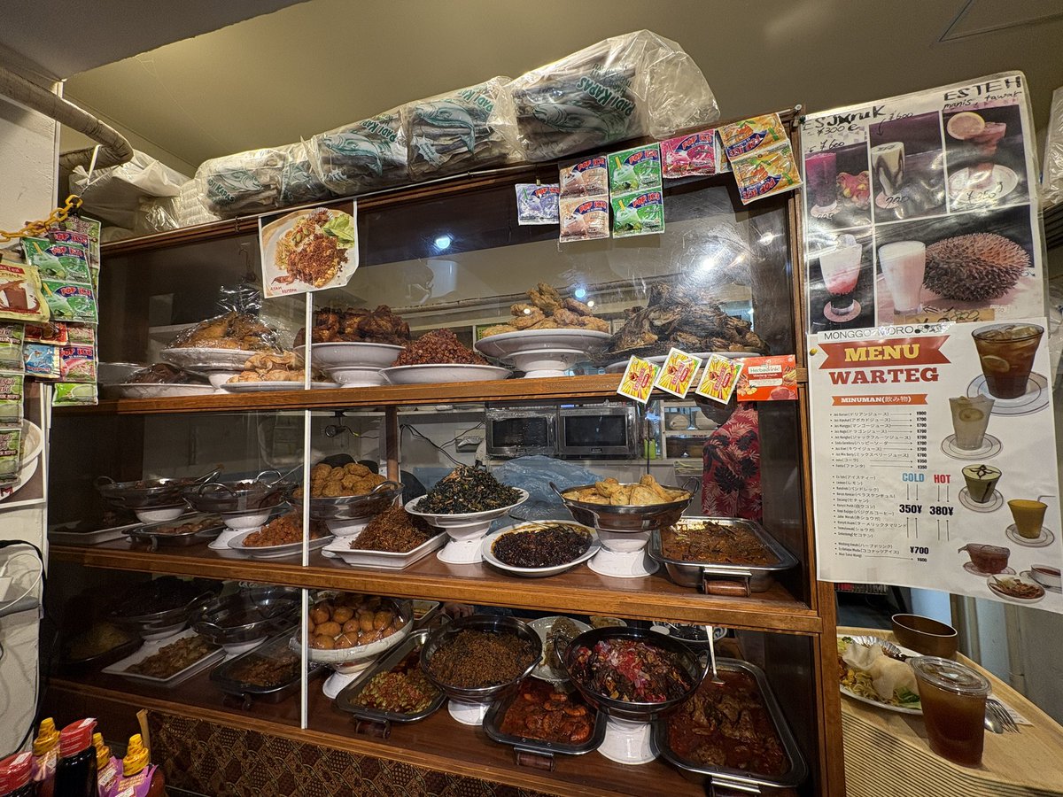 itosan20140923's tweet photo. #インドネシア料理
#MONGGOMORO
インドネシア人のお友達と
新宿二丁目のお店に行ってきました🇮🇩
1階でおかずを選び2階で待ってると
持ってきてくれます(店員さん日本語OK)
お友達は「ここはインドネシアの味(日本人向けにはしてない)です」って言ってた
とてもおいしかった☺️
ラマダン中は人が少ないけど
普段は混んでます💦