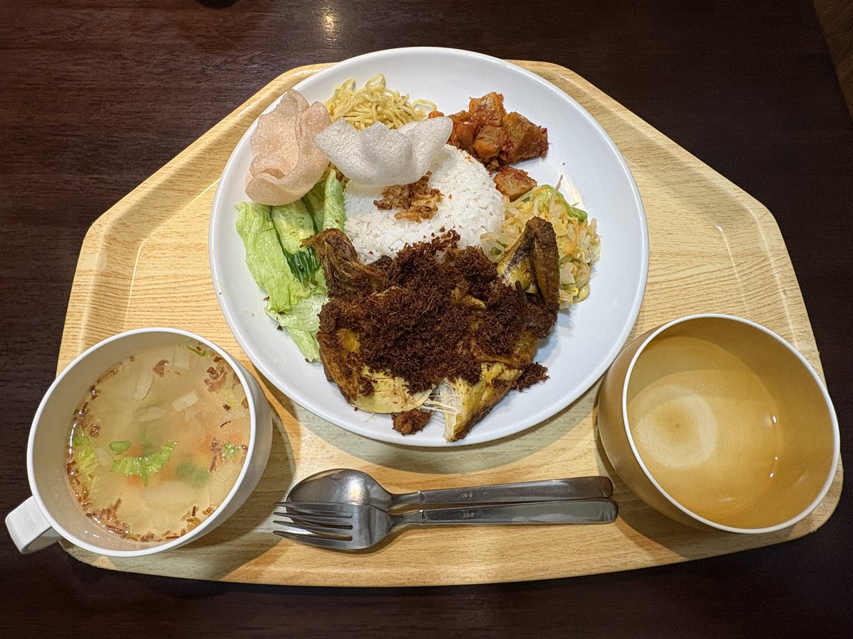 itosan20140923's tweet photo. #インドネシア料理
#MONGGOMORO
インドネシア人のお友達と
新宿二丁目のお店に行ってきました🇮🇩
1階でおかずを選び2階で待ってると
持ってきてくれます(店員さん日本語OK)
お友達は「ここはインドネシアの味(日本人向けにはしてない)です」って言ってた
とてもおいしかった☺️
ラマダン中は人が少ないけど
普段は混んでます💦
