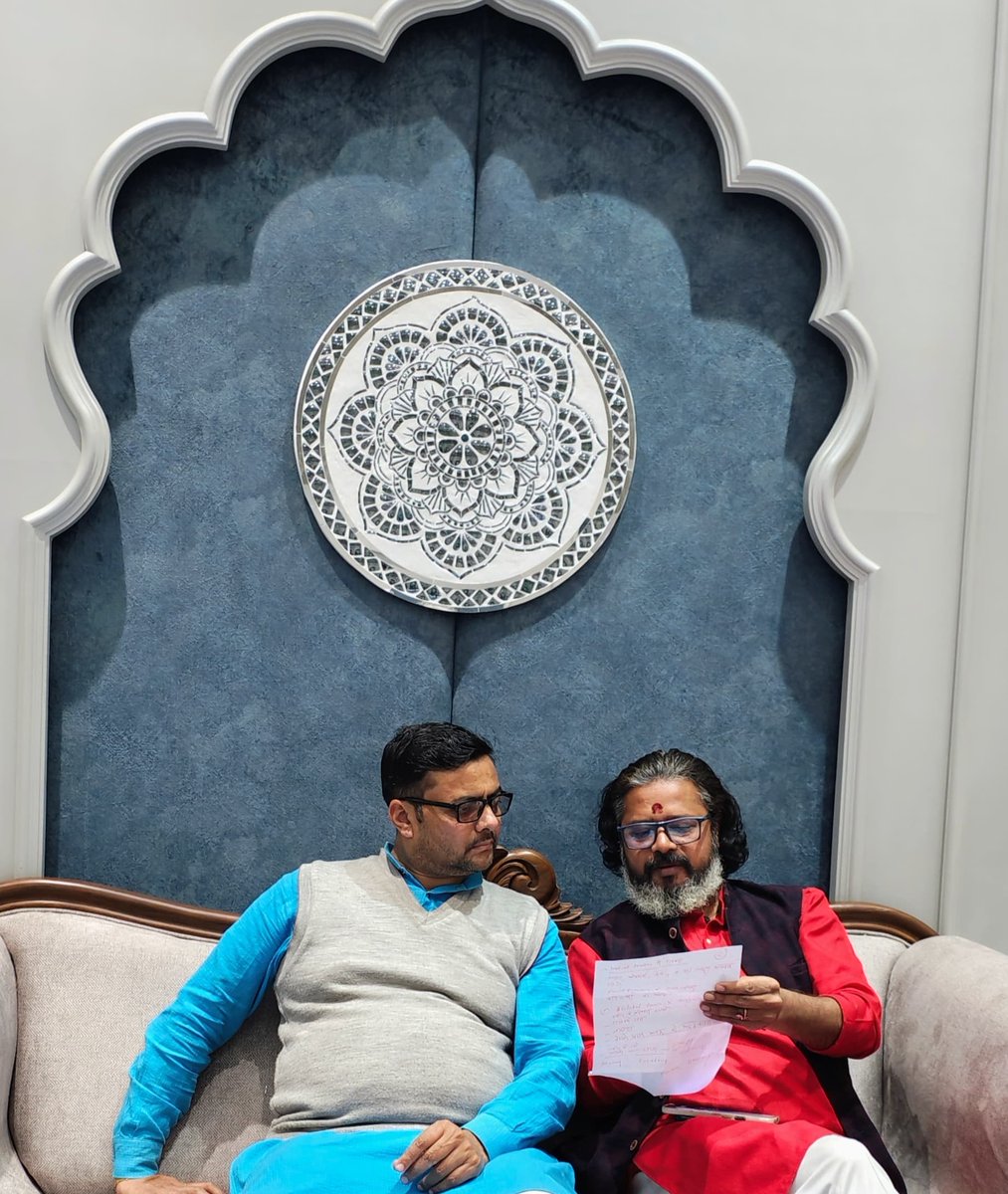 aruneshparashar's tweet photo. Discussing about the futuristic vision and standards in education and management for department of tourism management students with director of Bureau of Indian Standards at Manak Manthan Program, Sarovar Portico, Haridwar.
#vision
#standards
#new_learning https://t.co/symL90kilA