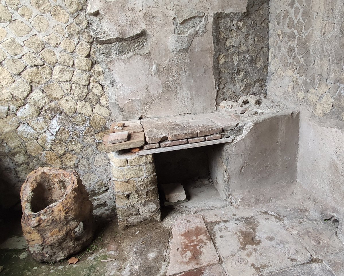 AliciaMimundo's tweet photo. La Casa della Gemma es una de las viviendas más importantes del Parque Arqueológico de Herculano y toma su nombre del hallazgo de una gema en la misma. 

En época de Augusto, la residencia se desarrolló en tres niveles, con 1800 m2, siendo la segunda vivienda más grande de Herculano. 

(Foto 3, cocina) 
Fotos Parque Arqueológico de Herculano.
