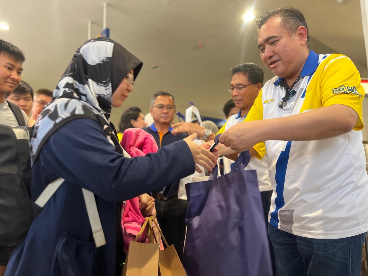 ktm_berhad's tweet photo. LAWATAN KERJA YB MENTERI KE STESEN SEGAMAT

Seusai majlis di KL Sentral, YB Loke Siew Fook, Menteri Pengangkutan, meneruskan lawatan kerja ke Stesen Segamat dengan menaiki ETS EG9321 dari KL Sentral ke Segamat. Sepanjang perjalanan, https://t.co/OlwYijYMs7