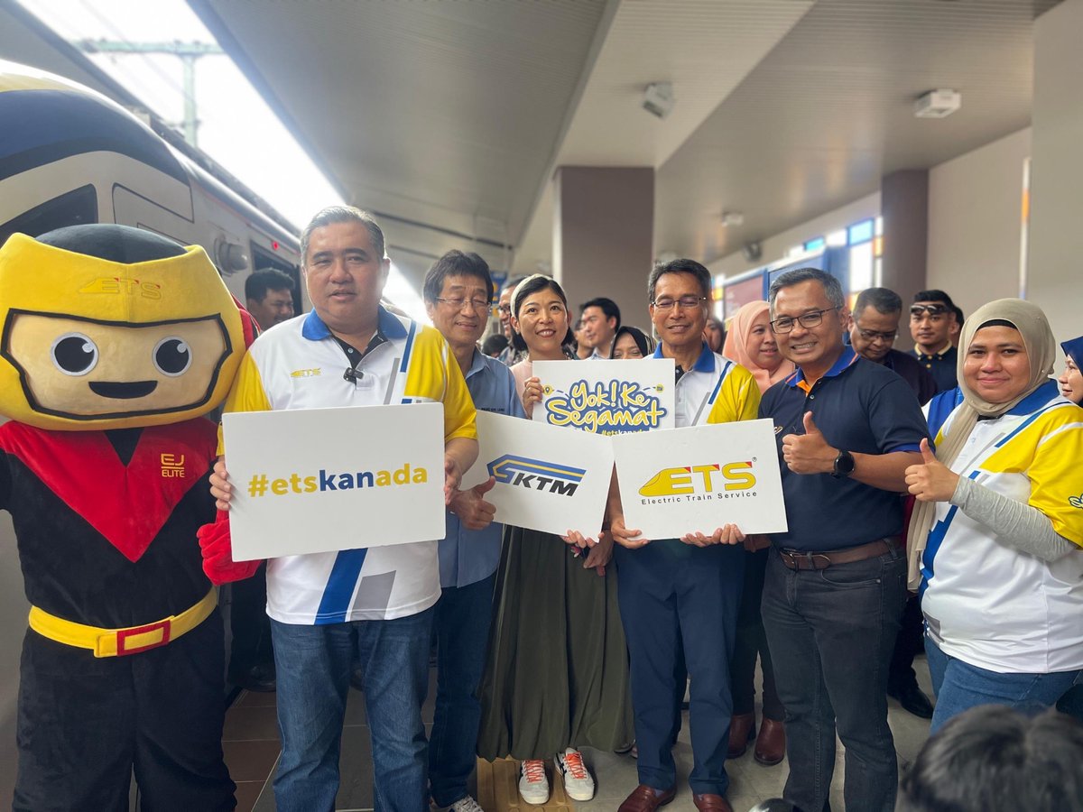 ktm_berhad's tweet photo. LAWATAN KERJA YB MENTERI KE STESEN SEGAMAT

Seusai majlis di KL Sentral, YB Loke Siew Fook, Menteri Pengangkutan, meneruskan lawatan kerja ke Stesen Segamat dengan menaiki ETS EG9321 dari KL Sentral ke Segamat. Sepanjang perjalanan, https://t.co/OlwYijYMs7