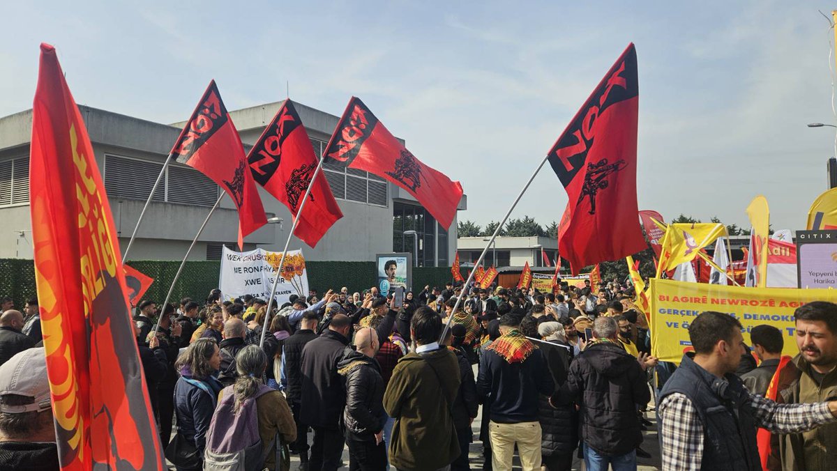 İstanbul Newrozu'nda polis Köz'ün arkasında duran komünistlerin açtığı "Tüm Siyasi Tutsaklara Özgürlük!" pankartının ve kızıl bayraklarımızın alana girişini engellemeye çalışıyor.