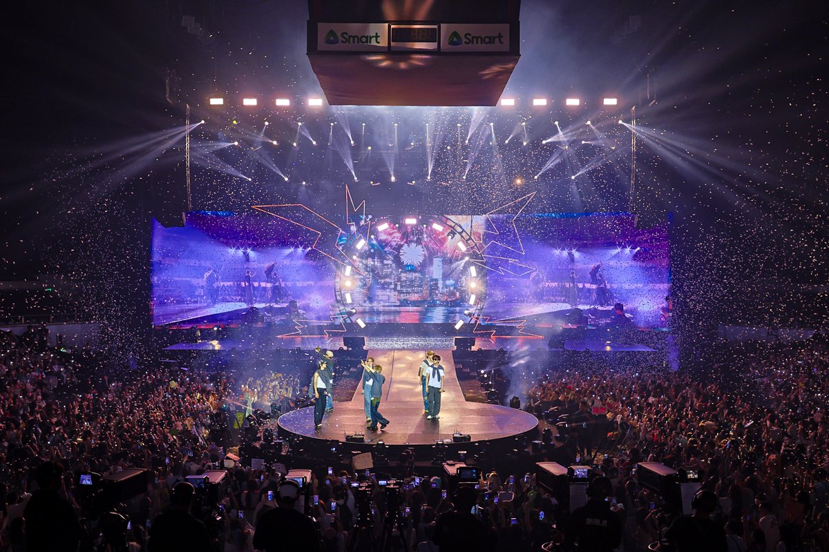 ABSCBNNews's tweet photo. #BOYNEXTDOOR electrified Manila with their first solo concert, delivering high-energy performances and creating precious memories with their Filipino fans. #KNOCK_ON_Vol_1_IN_MANILA (📷: KOZ Entertainment) | via @jaehwabernardo 

Read the concert recap here: https://t.co/RateR4yPor