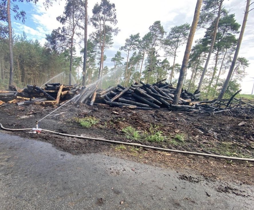 Línea defensiva en operaciones de INTERFAZ urbano-forestal .

Ven a conocer nuestra línea para humedecer , refrescar zonas a proteger en labores de INTERFAZ mediante aspersores y/o acortinadores en serie que reduce enormemente el tendido de mangueras y con un consumo de agua