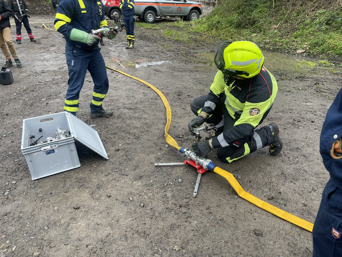Urbantech_es's tweet photo. Línea defensiva en operaciones de INTERFAZ urbano-forestal .

Ven a conocer nuestra línea para humedecer , refrescar zonas a proteger en labores de INTERFAZ mediante aspersores y/o acortinadores en serie que reduce enormemente el tendido de mangueras y con un consumo de agua óptimo para un gran rendimiento de la intervención .

Ven a verlo en la Feria de Sedexpo en nuestro STAND D27.  Nos vemos allí 

#interfaz #forestal #IncendiosForestales 
#Bomberos #ProteccionCivil #brigadasforestales