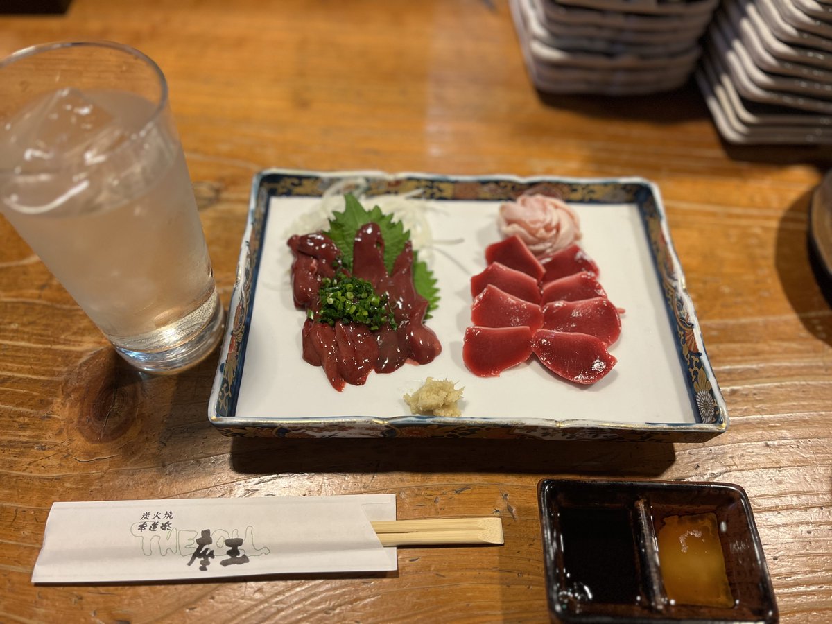 gourment_master's tweet photo. 暖色な街灯りがレトロな雰囲気を醸し出す宮崎最大の歓楽街ニシタチで宮崎郷土料理を愉しむ。臭みがなく鮮度抜群な「刀根鶏刺身三種盛り」と出汁に焼いた鯵鰯と豆腐、薬味を用いたソウルフード「冷汁」は酔った身体に優しく響く。
#座王 #ニシタチ #宮崎 https://t.co/zwlAGT1BL5