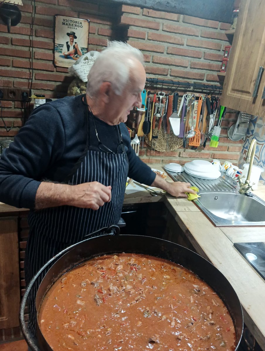 ⚽️BIENVEDÍA⚽️

📲Te puedes llevar un pedazo de móvil gratis 

💚🤍❤️💙Te puede tocar la camiseta de tu equipo

🍅Puedes hartarte de una chanfaina deliciosa

Y puedes ver un #ChoqueDeTrenes🛤️ en el 🚉#DerbiDeLaVía

🤔¿Alguien da más?

#SoñarDespiertos💚🤍