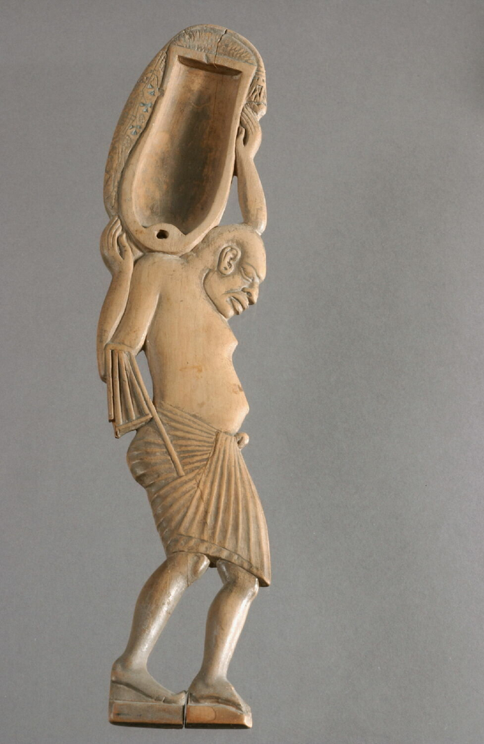🏺 Cucharilla de maquillaje de madera (Imperio Nuevo de Egipto, 1550-1069 a. C.).

🔎 Representa a un portador que sostiene una jarra. Utilizada para aplicar cosméticos, refleja el lujo y las prácticas de belleza en el Antiguo Egipto.

ℹ️ Museo del Louvre. collections.louvre.fr/en/ark:/53355/…
