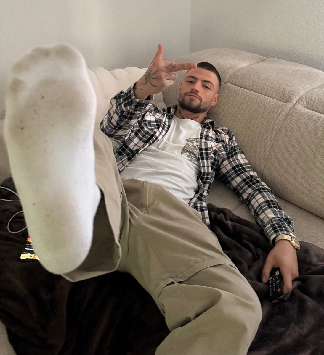 Sniff the sweaty feet of <a href="/straightcapaulo/">Cashmaster Paulo 🐷💸</a> 😏