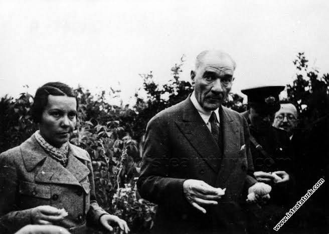 Atatürk  Portakal bahçesinde. Günlerden Pazar...Sabiha Gökçen,  ağaçtan bir mandalina koparıp soyuyor ve Atatürk’e ikram ediyor.  “Yok” diyor Atatürk:  ‘Portakal istiyor canım...’  Bir taraftan portakalı soyarken Sabiha Gökçen’e sesleniyor:

“Sabiha sen bilir misin bu portakal