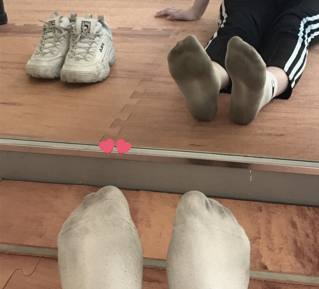 댄스부 연습 끝났는데 혀로 발바닥 청소하러 와야지?
#신던스타킹 #신던양말 #상납 #atm