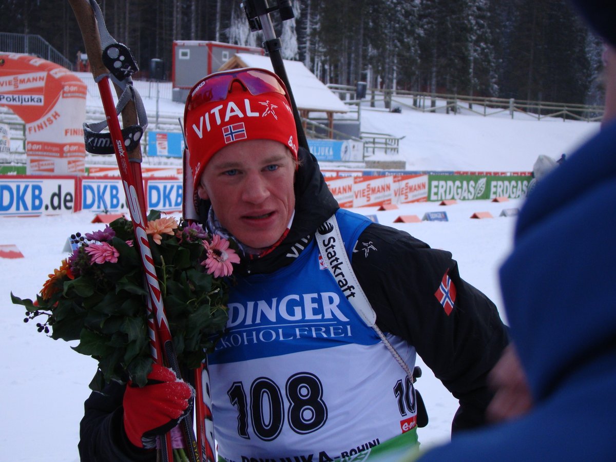 seba_krystek's tweet photo. Zajrzałem do swojego archiwum i odkopałem pierwsze zdjęcie jakie zrobiłem 🇳🇴Tarjei Boe.

Pierwsza ceremonia kwiatowa w karierze w zaledwie trzecim starcie w PŚ, Pokljuka, grudzień 2009.

#BiathlonPL https://t.co/7YJunDARjb