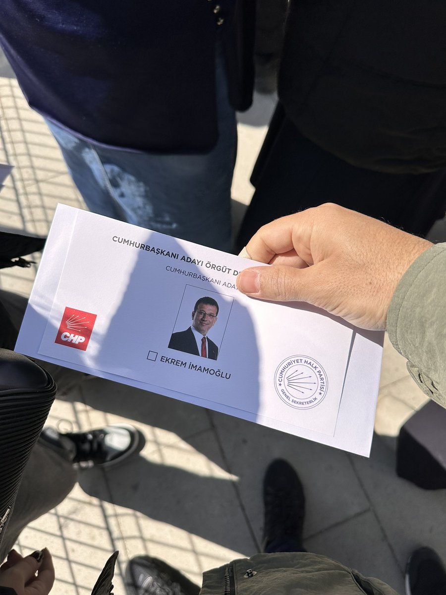 Ülkemizin tarihi bir tarafıyla baskı, zulüm, hukuksuzluk ve haksızlıklarla kol kola olsa da diğer tarafı kalbi bağımsızlık ateşiyle yanan, hürriyeti uğruna her şeyi göze almış Nene Hatunlar, Pir Sultanlar, Hasan Tahsinlerle doludur. 

Yutkunarak değil, kısık sesle hiç değil!