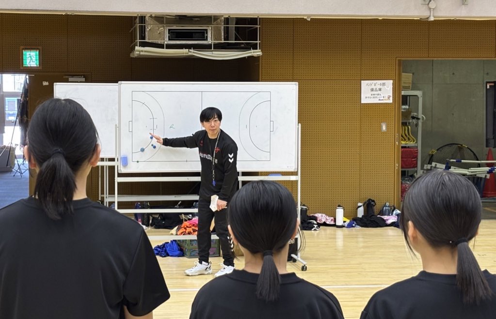 Local contribution activities at Aichi U14

愛知県の各地区から選出された中学生の競技力向上を目的とした強化練習会である愛知県ジュニア研修記録会の講師として指導を行いました🤾‍♂️とてもレベルが高く、午前午後の2部構成の中でどんどん吸収していく姿が印象的でした！

#ハンドボール
#handball