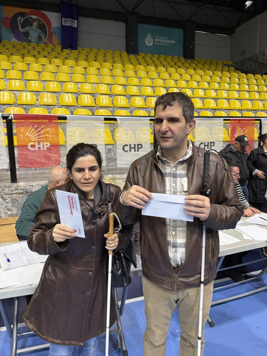 yilmaeng's tweet photo. Bugün seçmen olarak @SevdaBYilmaz  ile beraber seçme hakkımızın, umudumuzun, farklılıklarımızla yaşama özgürlüğümüzün elimizden alınma girişimlerine karşı çıkan sese ses vermek için kullandık oyumuzu. halen demokrasinin kazanacağına olan naif inancımızla tüm direnenlere selam. https://t.co/p6VVHryXSb