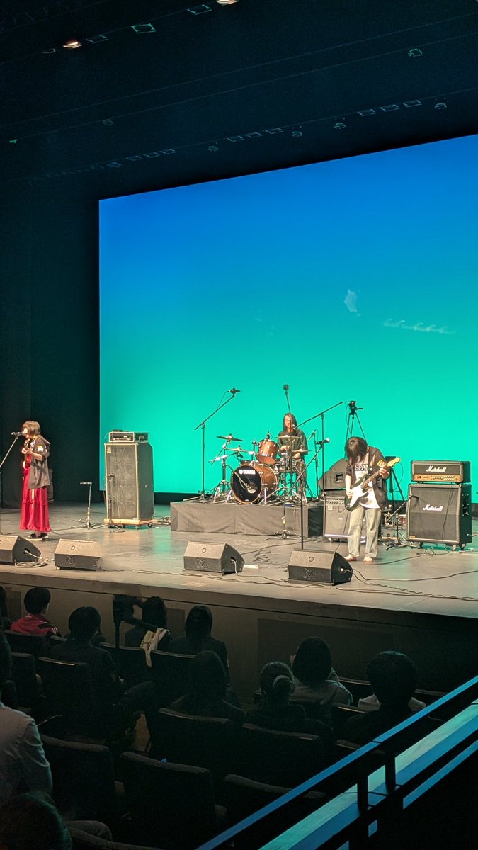 34 【愛知県代表 名東高校】「ふじの花に浮いて.」

彼女たちの世界に引き込まれたかと思うと、突然激しい音の波に襲われる、衝撃の1曲目。
伝えたいメッセージが明確で、それをストレートな歌と爆音の波で表現する、2曲目。
素晴らしい演奏でした。

#全国高等学校軽音楽発表会
#全国大会
#軽音楽部