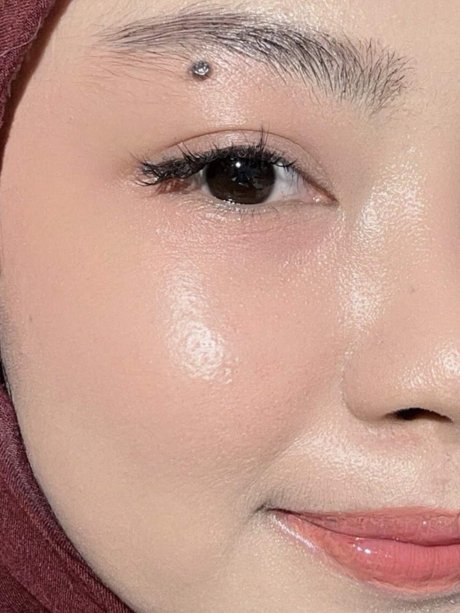 amaliyakusumaa's tweet image. MAKE UP HACKS FROM MUA... 💯👌🏻

ga heran teknik ini banyak dipakai oleh para MUA.... ternyata memang sengaruh itu ya buat make up nempel, cocok nih buat raya nanti✨

from this:                                to this:
