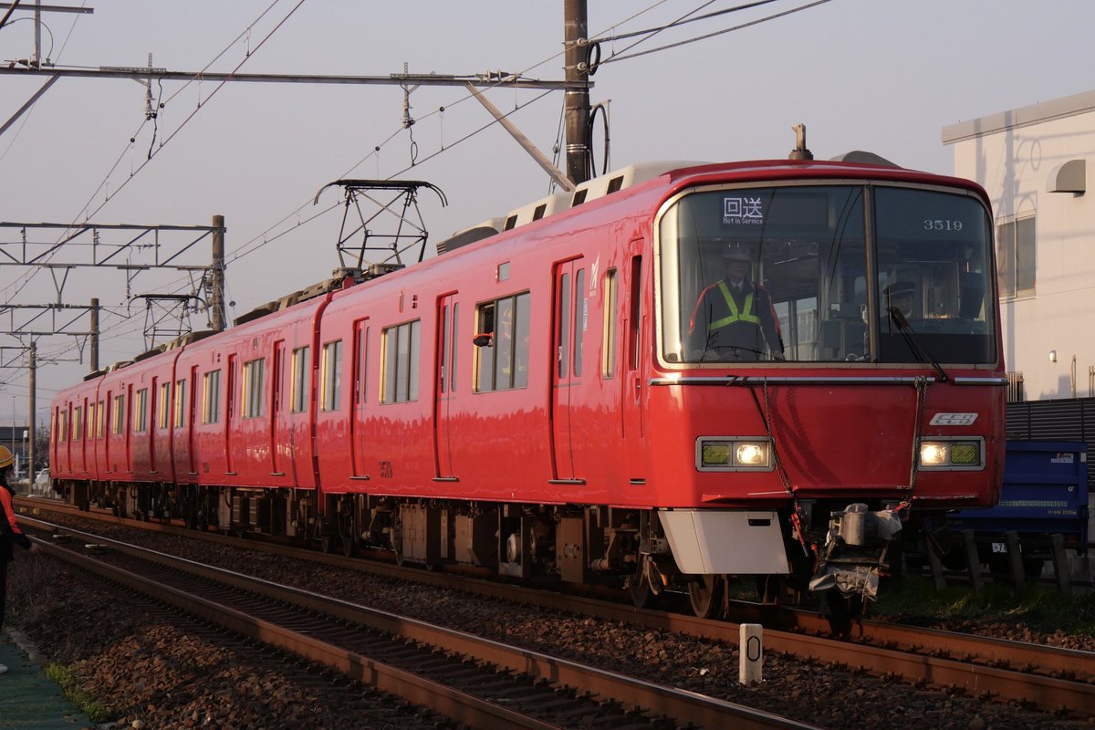 2025.03.23(日)
石仏〜布袋にて1470A列車急行河和行き3519fが自動車と接触、約3時間が経った17時17分ごろに自走にて岩倉方面へ回送されていきました。