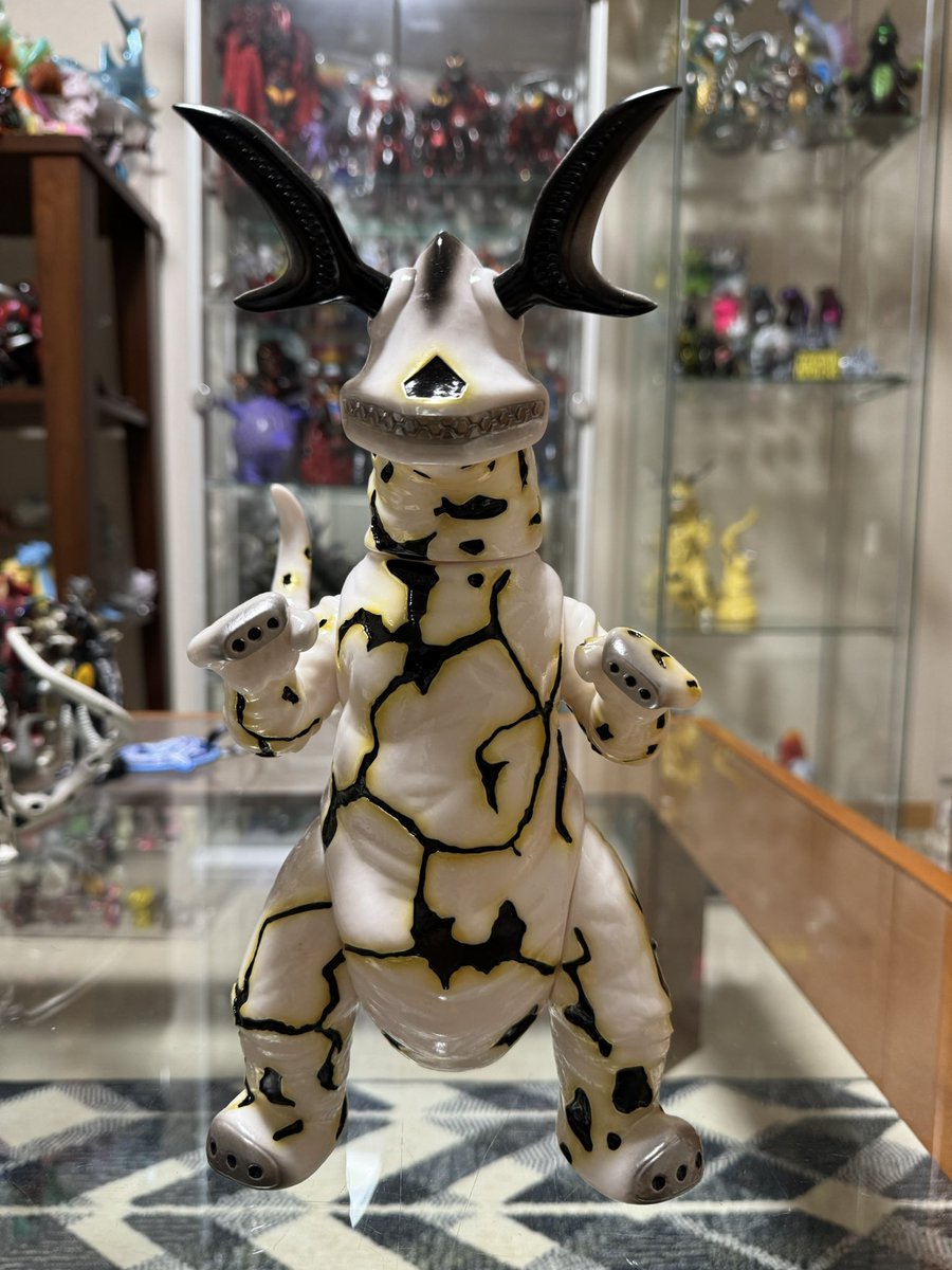assy_ultra's tweet photo. PLANET Xさんのエレキング！蓄光！

1stカラーのクリーム色も上陸後っぽくて好きだけど、
やっぱこの純白なエレキングが1番カッコいい！
光るの最高です！

#planetx #エレキング #ウルトラセブン #eleking #ultraseven https://t.co/hAF7guOi3V