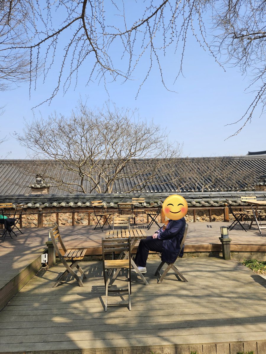 uniagnes's tweet photo. 엄마랑 어느 카페
하루종일 집에만 계신다는...
유일한 친구는 TV
햇빛 좀 쐬시라고 좀 걸으시라고 잔소리를 해도 잘 안들으신다.
이 무뚝뚝한 딸을 나중에 얼마나 후회하게하실지... https://t.co/tlmbhhm3Tu