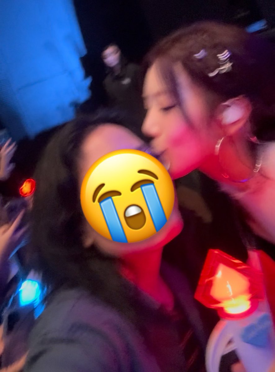 heynowokay's tweet photo. Guys she kissed me https://t.co/FonZBe55gl