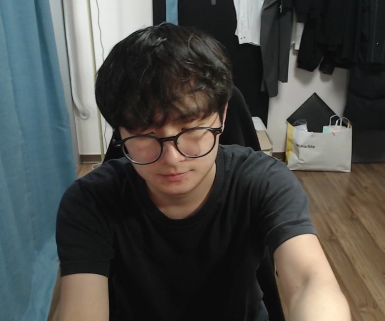 이자세 어깨넓어보이니까 자주 해주시길 . . .