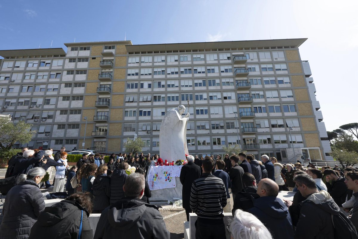 VaticanNews's tweet photo. 📌From Rome's Gemelli Hospital, Pope Francis is scheduled to greet and bless the faithful in his first public appearance 38 days after his hospitalization.

Tune into our YouTube channel or go to our website at 11:55 to watch live: https://t.co/0Ze4j8Hfip https://t.co/TbvUqncyEC