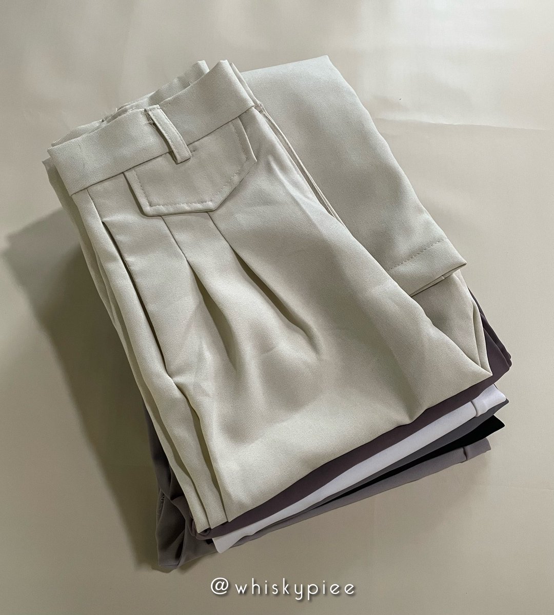 whiskypiee's tweet image. selain baju, siapa tau perlu celana baru...

nih koleksi loose pantsku warna netral yang gampang di mix &amp;amp; bagus kalo dipakai, harganya under 100k😭👍🏻